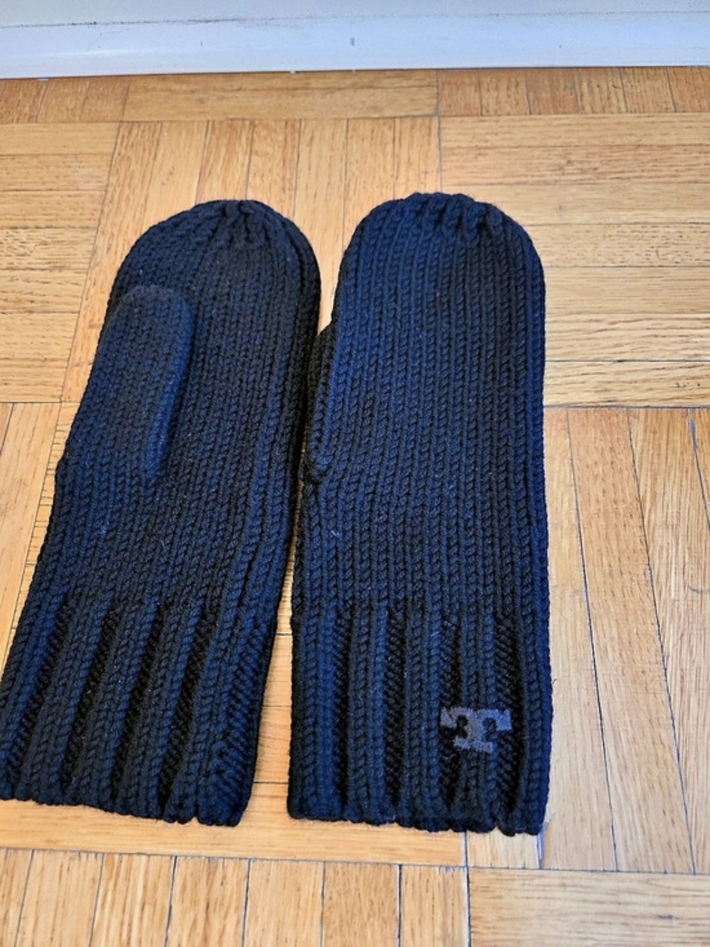 Brand New With Tags Tory Burch Ribbed Merino Hat and Glove Set Black